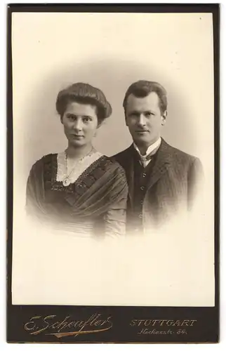 Fotografie Ernst Scheufler, Stuttgart, Neckarstr. 84, Junges Paar in hübscher Kleidung
