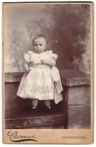 Fotografie Cromack, Scarborough, 30, Newborough, Kleines Kind im weissen Kleid