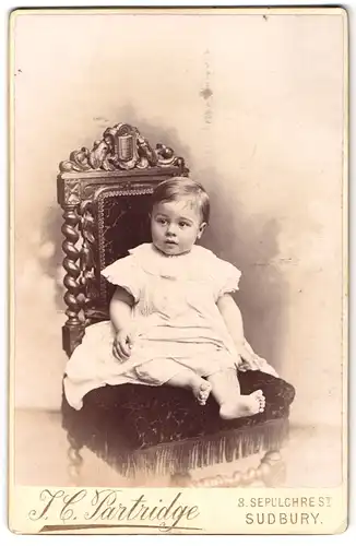 Fotografie J. C. Partridge, Sudbury, 8, Sepulchre St., Kleines Kind im Kleid mit nackigen Füssen