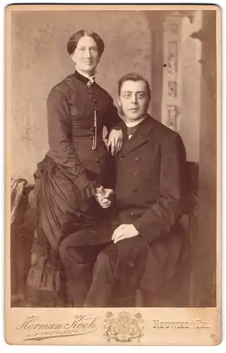 Fotografie Herman Koch, Neuwied a. Rh., Bürgerliches Paar in hübscher Kleidung