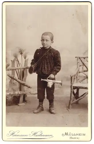 Fotografie Hermann Hartmann, Müllheim /Baden, Modisch gekleideter Junge mit Tröte