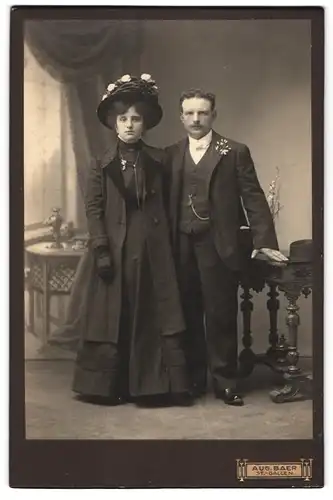 Fotografie August Baer, St. Gallen, Ecke Singenbergstr. u. Rorschacherstr., Junges Paar in zeitgenössischer Kleidung