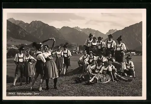 AK Oberstdorf /Allg., Schuhplattler-Tanz vor Alpenkulisse