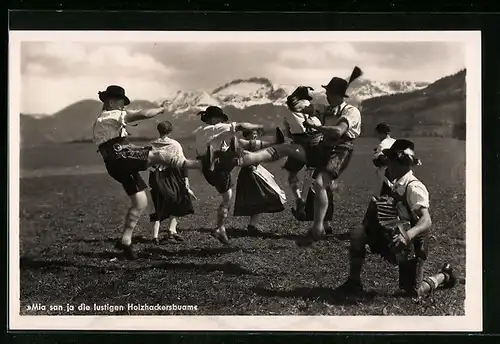 AK Lustige Holhackerbuam tanzen vor Alpenkulisse