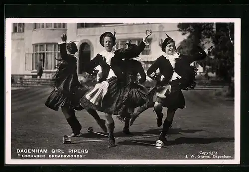 AK Dagenham Girl Pipers Lochhaber Broadswords tanzen