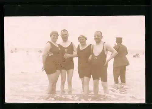 Foto-AK Zwei Paare in Bademode stehen im Wasser