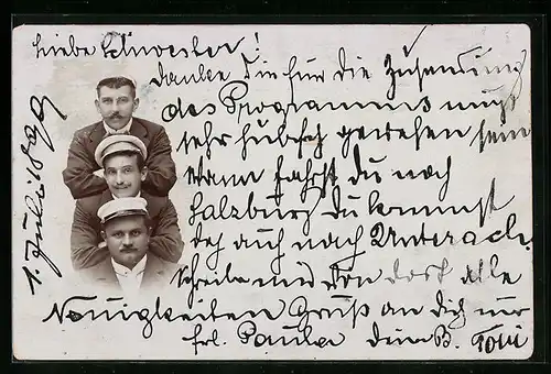 Foto-AK Drei Studenten mit Mützen hintereinander