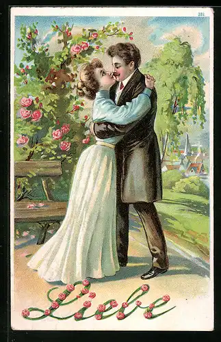 Präge-AK Liebe mit Rosen geschrieben, Liebespaar liegt sich im Arm