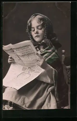 AK Mädchen hat sich als Oma verkleidet und liest eine Zeitung