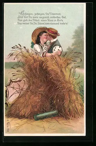 Präge-AK Liebespaar hinter Strohgarbe