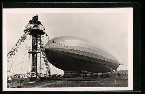 AK LZ 127 Graf Zeppelin der Deutschen Zeppelin-Reederei wird an den Ankermast gebracht