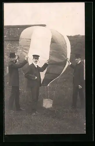 AK Studenten mit ihrem Heissluftballon