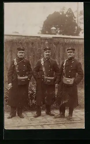 Foto-AK Schaffner in ihrer Dienstkleidung