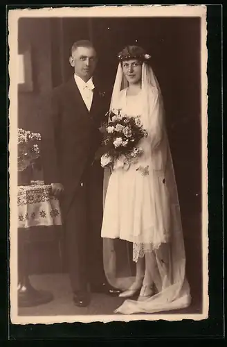 Foto-AK Glückliches junges Brautpaar