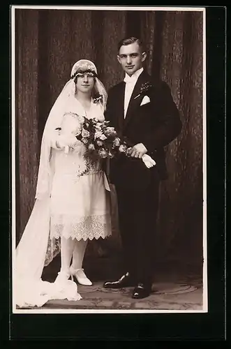 Foto-AK Junges glückliches Brautpaar im Fotostudio