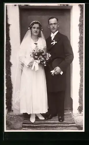 Foto-AK Junges Brautpaar vor einer Türe