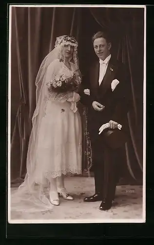 Foto-AK Junges Brautpaar vor schweren Samtvorhängen