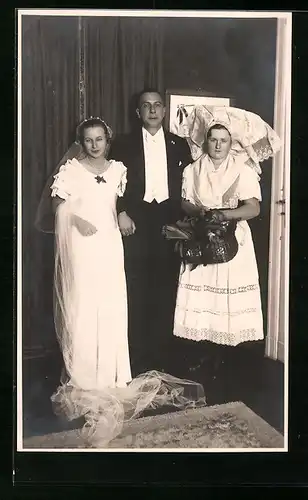 Foto-AK Junges Brautpaar und Spreewälderin in Tracht