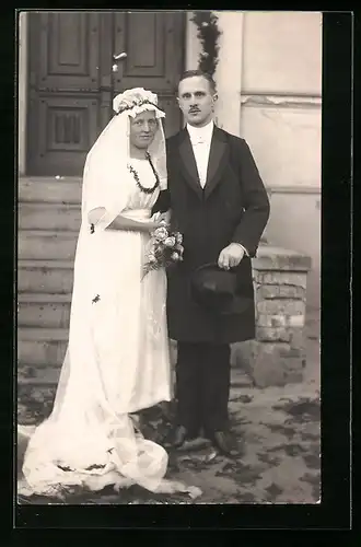 Foto-AK Junges Brautpaar vor einem Portal