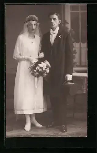 Foto-AK Glückliches Brautpaar, sie mit Blumenstrauss, er mit Zylinder