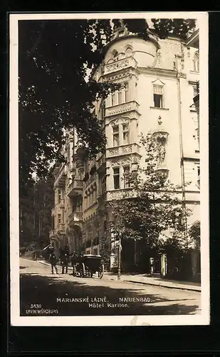 AK Marienbad, Kutsche vor dem Hotel Karlton