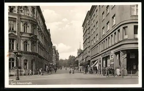 AK Eger, Schanzstrasse mit Passanten