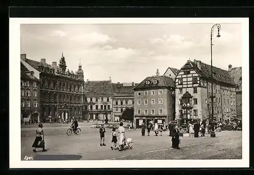 AK Eger, Marktplatz mit Passanten