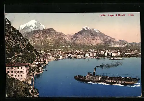 AK Riva, Gesamtansicht der Stadt mit Gardasee-Dampfer
