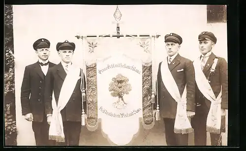 Foto-AK Neumünster, Studenten mit Schärpen und Fahne