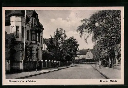 AK Neumünster-Holstein, Marienstrasse mit Passanten