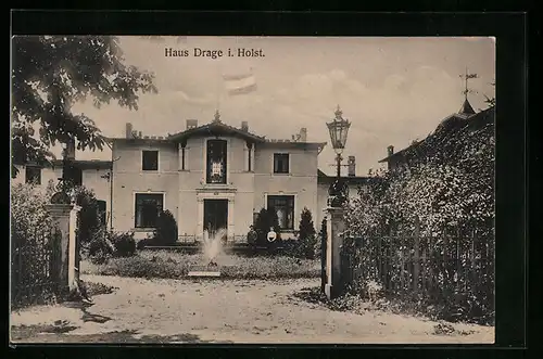 AK Hohenaspe i. Holst., Haus Drage, Frontansicht mit Besitzerpaar