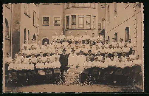 Foto-AK Dresden, Absolventen der Staatlichen Lehrschmiede, Zirkusstrasse 40, 1931