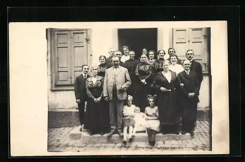 Foto-AK Worms, Bewohner vor den Haus Dankwartplatz 5, 1922