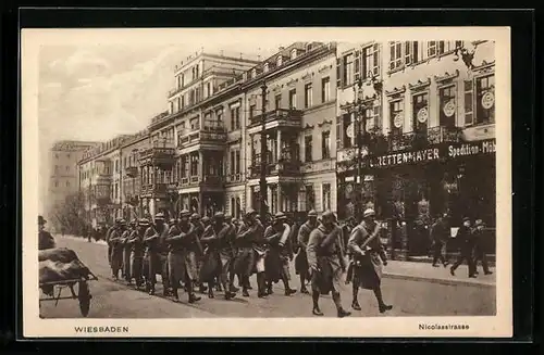 AK Wiesbaden, Französische Soldaten in der Nicolaistrasse