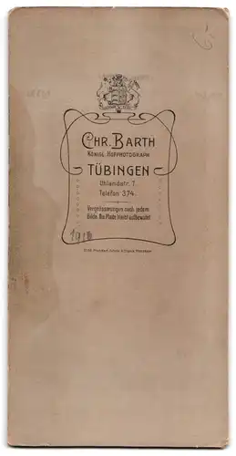 Fotografie Chr. Barth, Tübingen, Uhlandstr. 7, Dame in Tracht vor Studiokulisse, koloriert