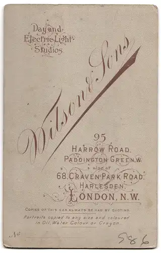 Fotografie Wilson & Sons, London, 95 Harrow Road, Mädchen im weissen Kleid hält Puppe im Arm