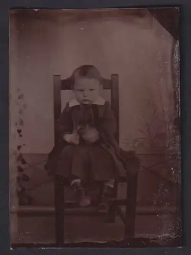 Fotografie Ferrotypie kleines Mädchen mit beleidigtem Gesichtsausdruck