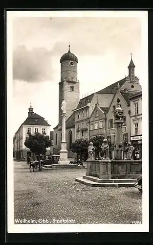 AK Weilheim /Obb., Stadtplatz mit Brunnen und Kirche