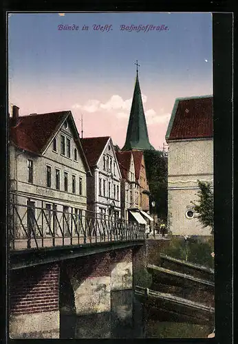 AK Bünde i. W., Bahnhofstrasse mit Brücke und Kirche