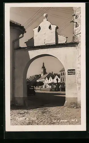 AK Veselí nad Luz., Tordurchgang mit Blick auf Kirche