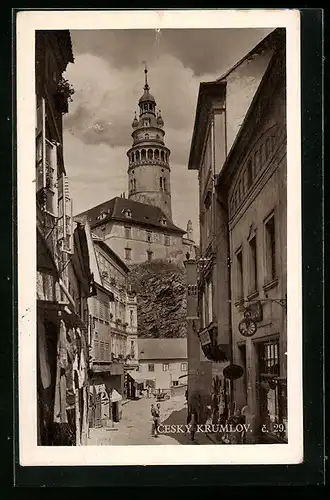 AK Cesky Krumlov, Strassenpartie mit Blick auf Schlossturm