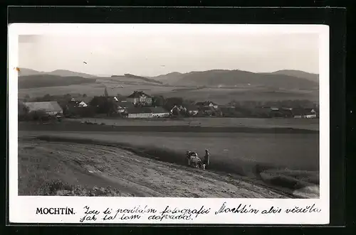 AK Mochtin, Blick über Felder auf den Ort