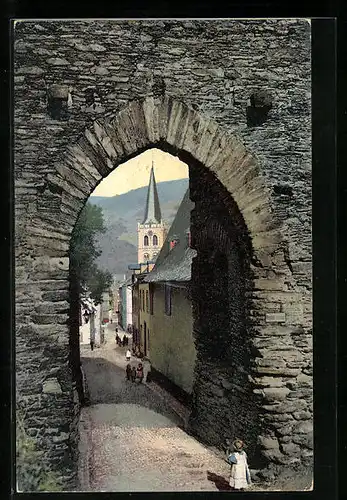 Künstler-AK Photochromie Nr. 2422: Blick durch Tor auf Strasse mit Kirche