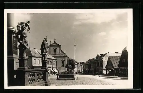 AK Lomnice n. Pop., Strassenpartie im Ortskern mit Kirche
