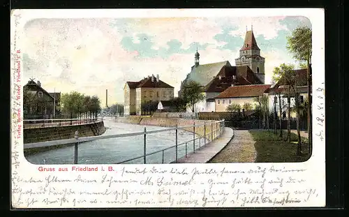 AK Friedland i. B., Ortspartie am Fluss, Blick zur Kirche