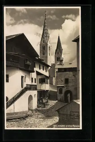 AK Villandro presso Chiusa, Strassenpartie mit Blick auf Kirchtürme