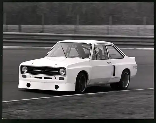 Fotografie Auto Ford Escort, Zakspeed Renwagen beim Eifelrennen auf dem Nürburgring 1975 pilotiert von Klaus Ludwig