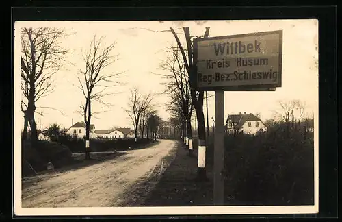 AK Wittbek /Kreis Husum, Blick auf Strasse mit Bäumen