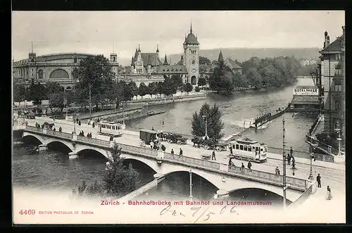 AK Zürich, Bahnhofbrücke mit Bahnhof und Strassenbahnen, Landesmuseum