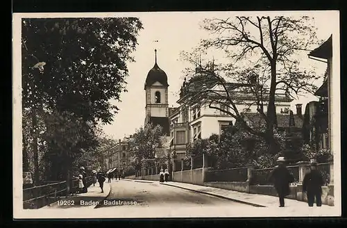 AK Baden, Badstrasse mit Passanten